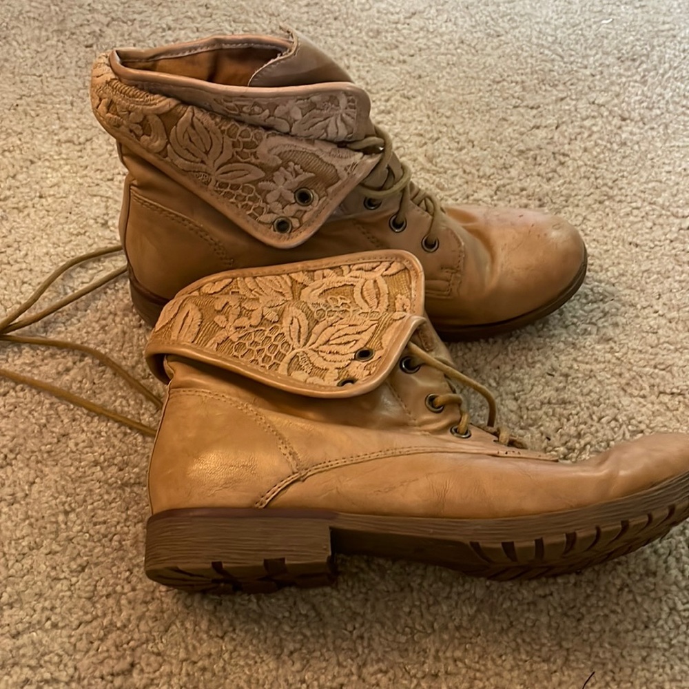 Womens short boots, design on the side. Size 9.
